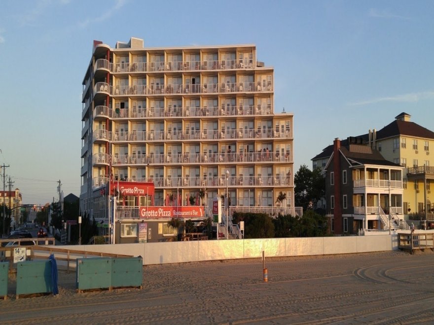 Commander Hotel & Suites