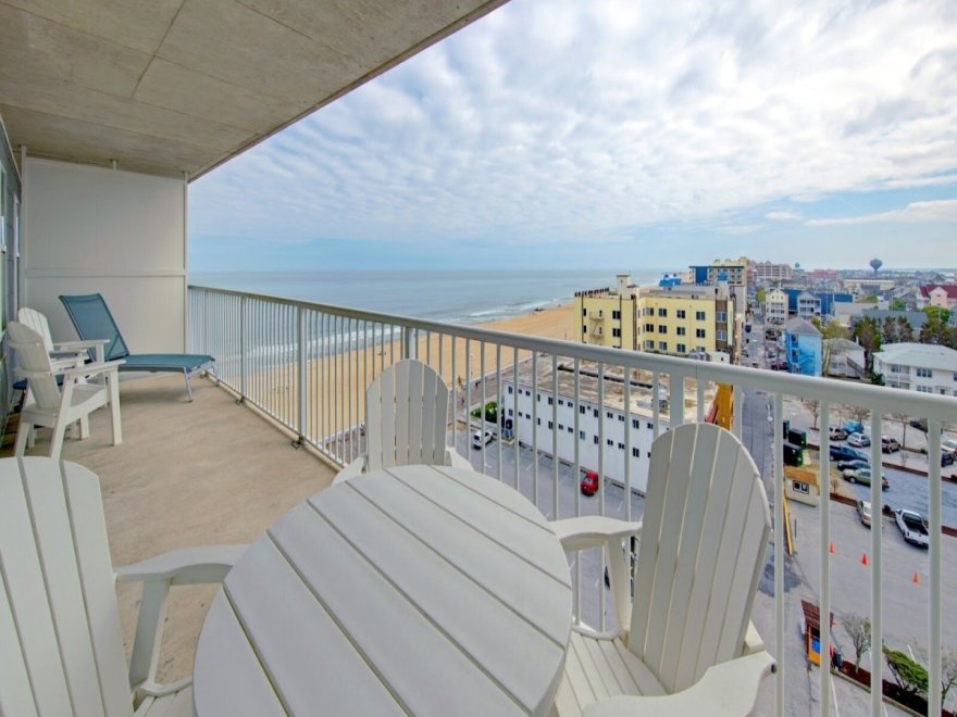 Commander Hotel & Suites