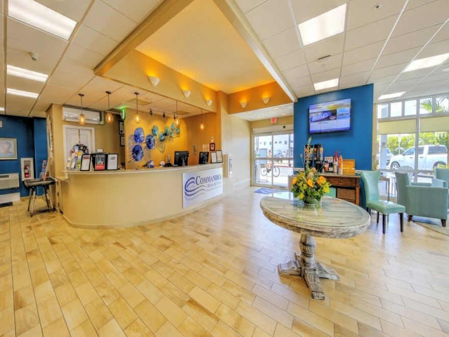 Commander Hotel & Suites