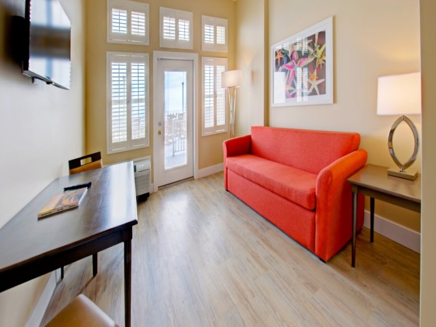 Commander Hotel & Suites