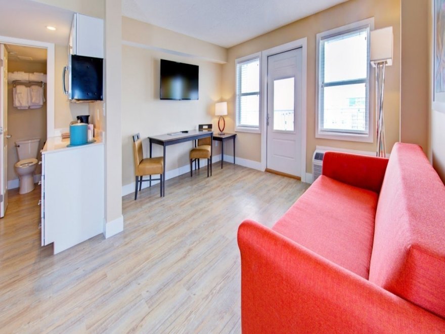 Commander Hotel & Suites