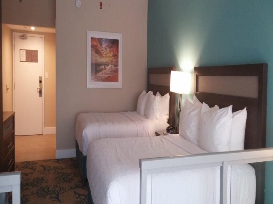 Commander Hotel & Suites