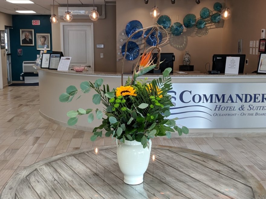 Commander Hotel & Suites