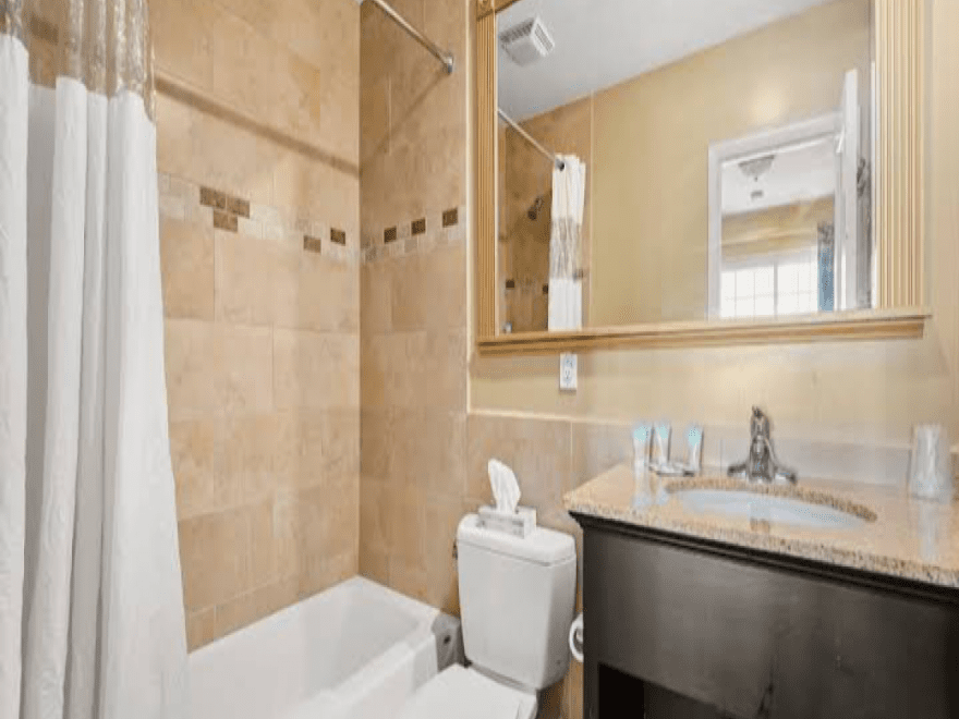 Commander Hotel & Suites
