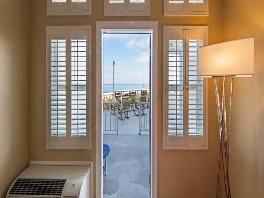 Commander Hotel & Suites