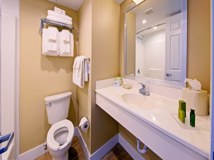Commander Hotel & Suites