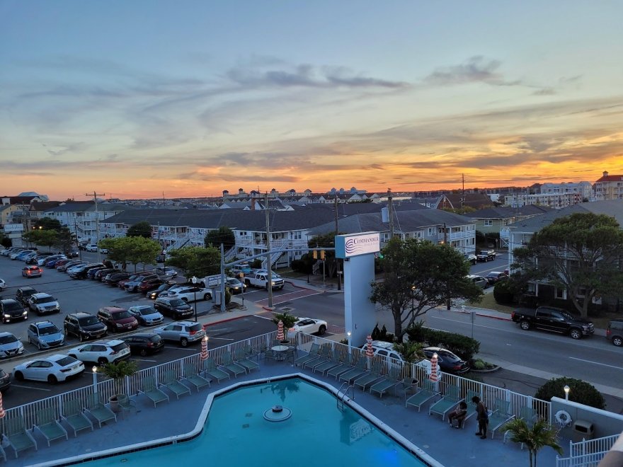 Commander Hotel & Suites