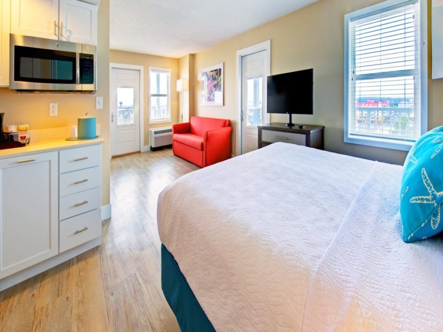Commander Hotel & Suites