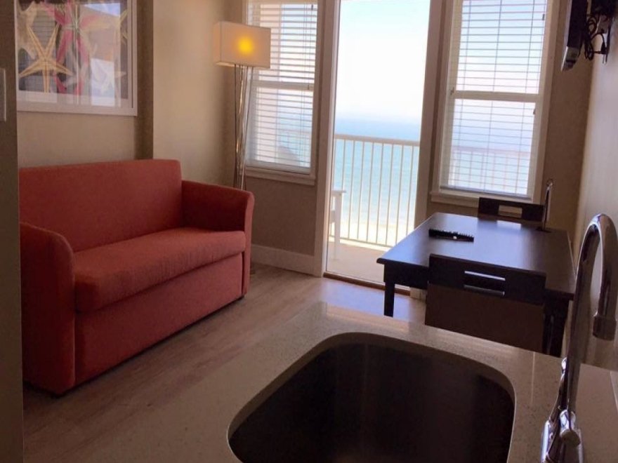 Commander Hotel & Suites