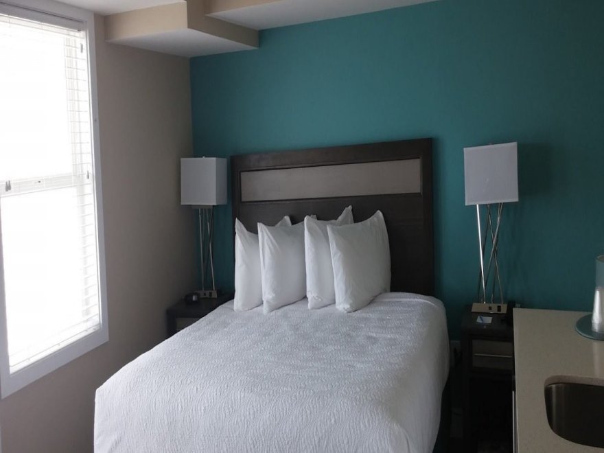 Commander Hotel & Suites