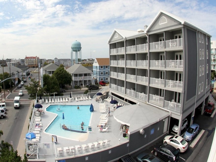 Commander Hotel & Suites