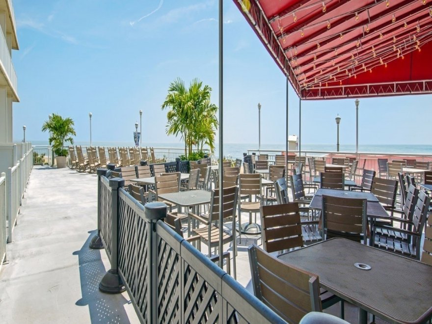 Commander Hotel & Suites
