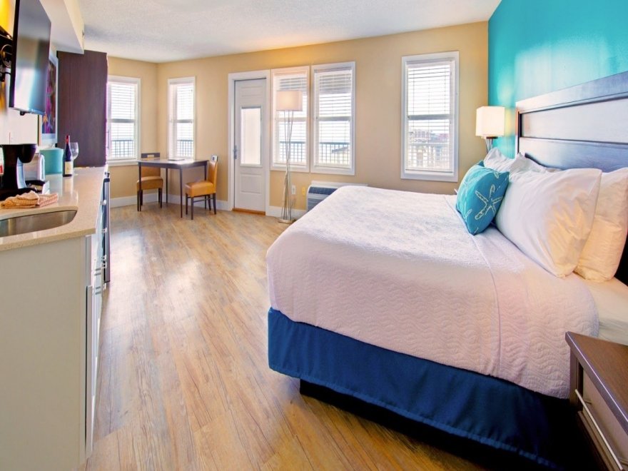 Commander Hotel & Suites