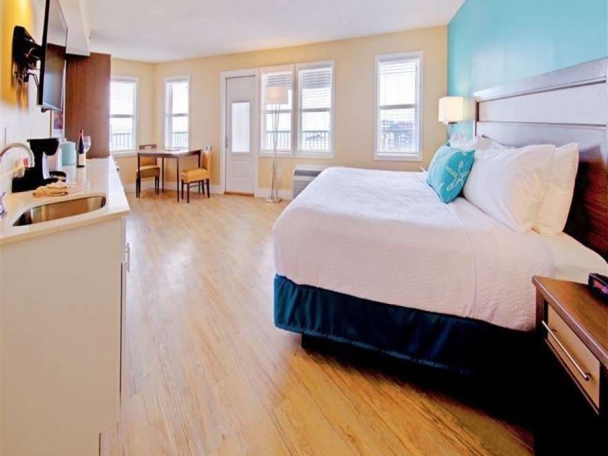 Commander Hotel & Suites