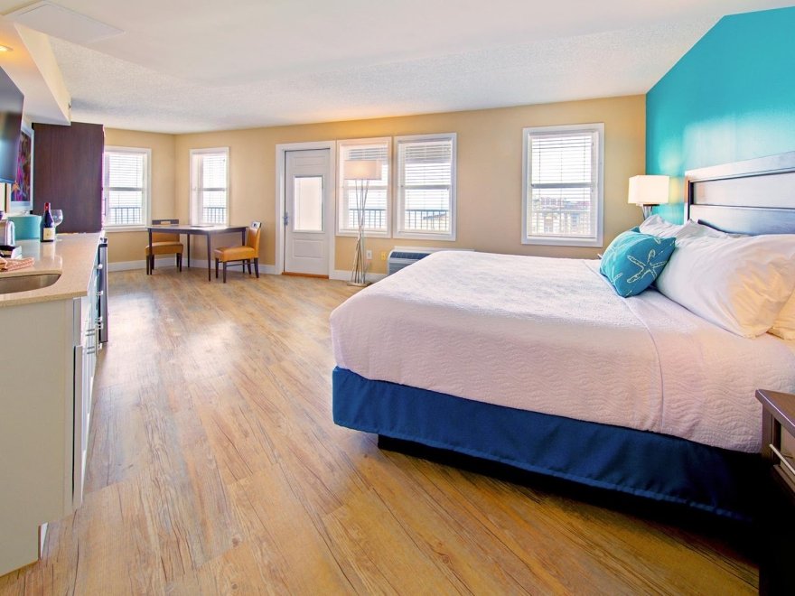 Commander Hotel & Suites