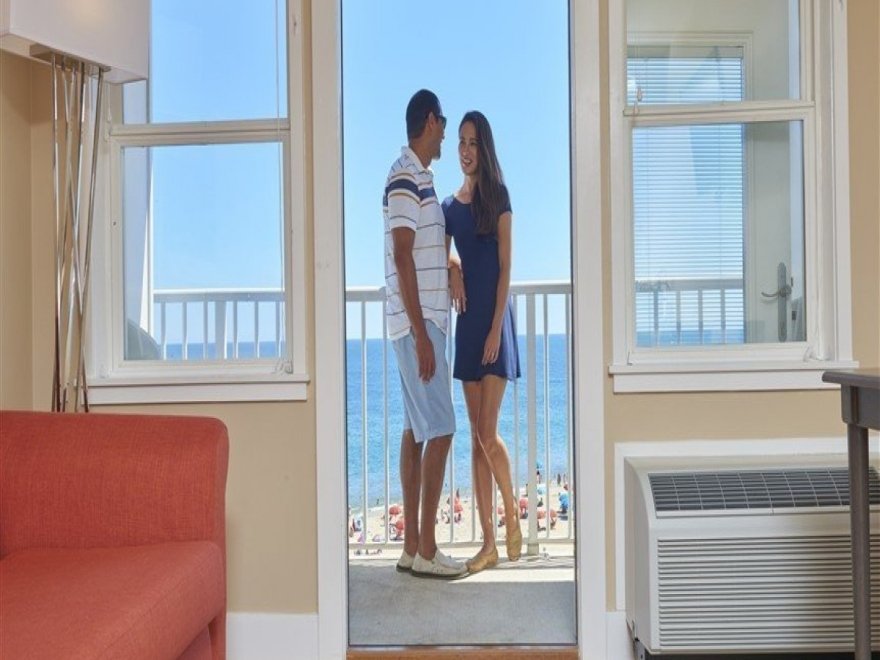 Commander Hotel & Suites