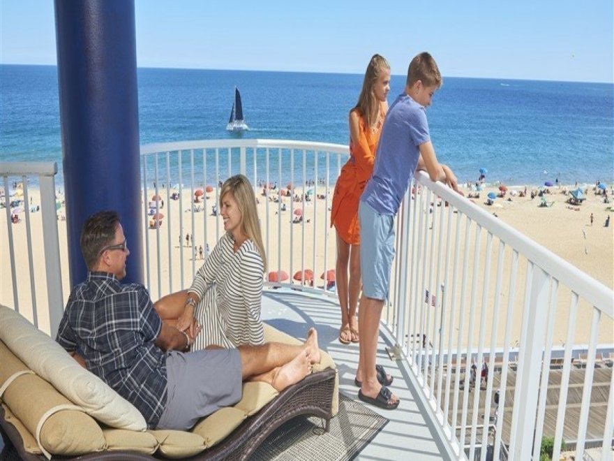 Commander Hotel & Suites