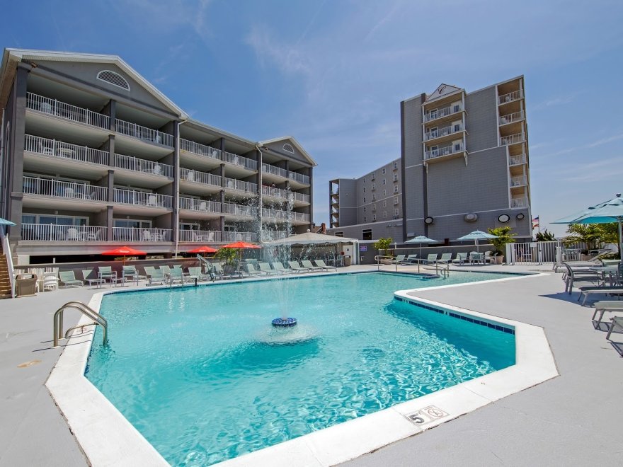 Commander Hotel & Suites