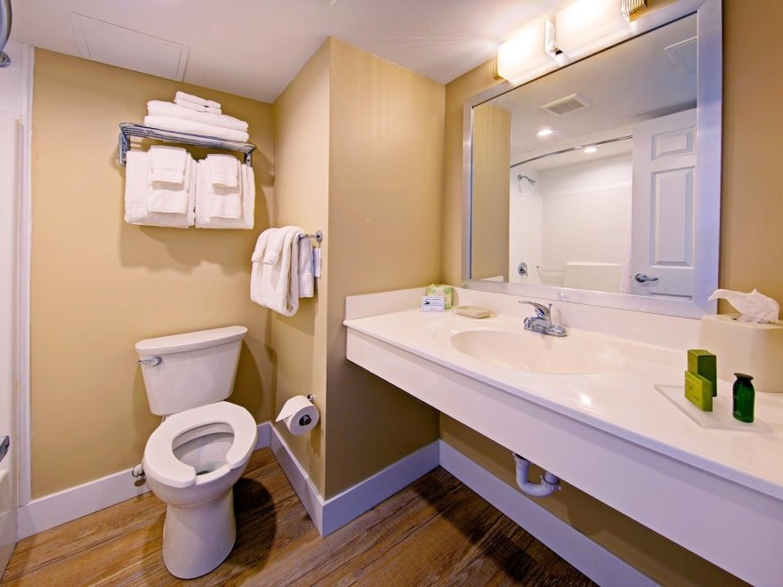 Commander Hotel & Suites