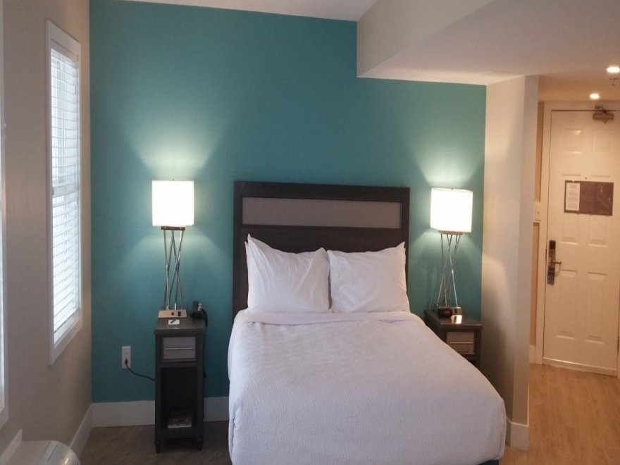 Commander Hotel & Suites