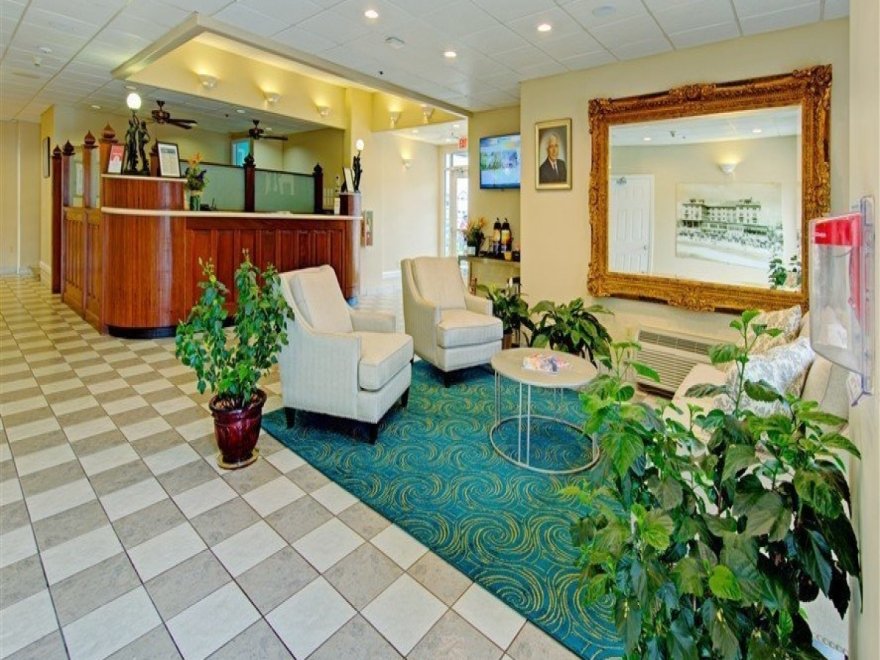 Commander Hotel & Suites
