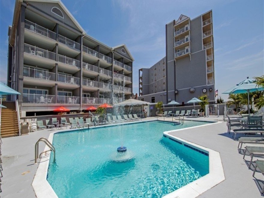 Commander Hotel & Suites