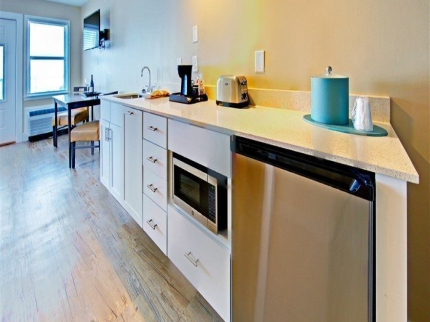 Commander Hotel & Suites