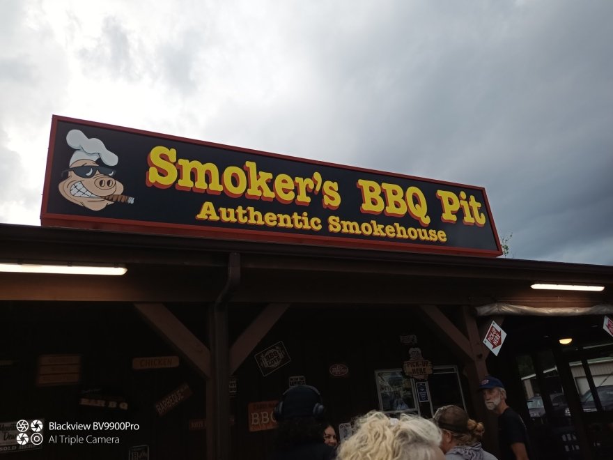 Smoker's BBQ Pit