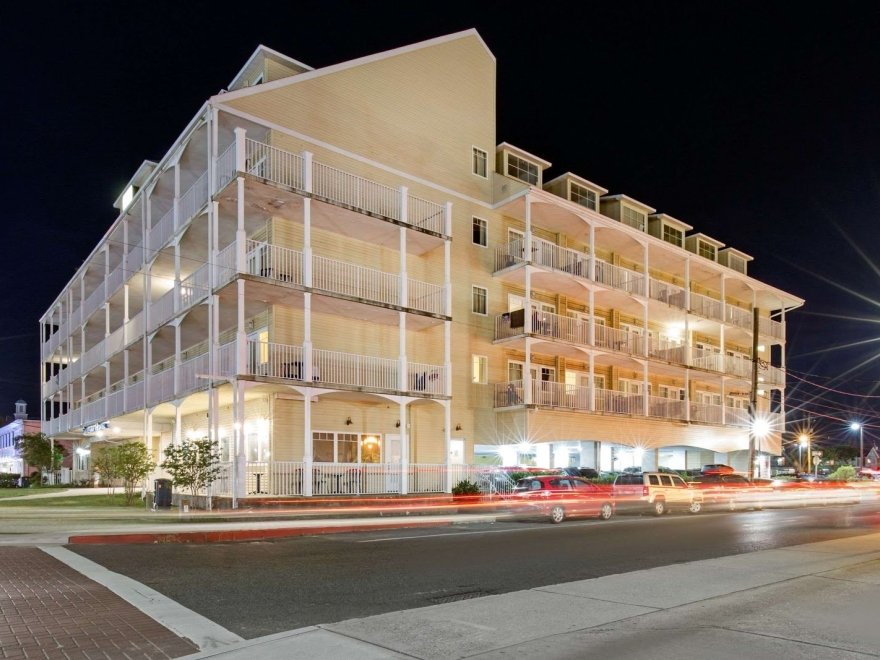 Gateway Hotel & Suites, Ascend Hotel Collection