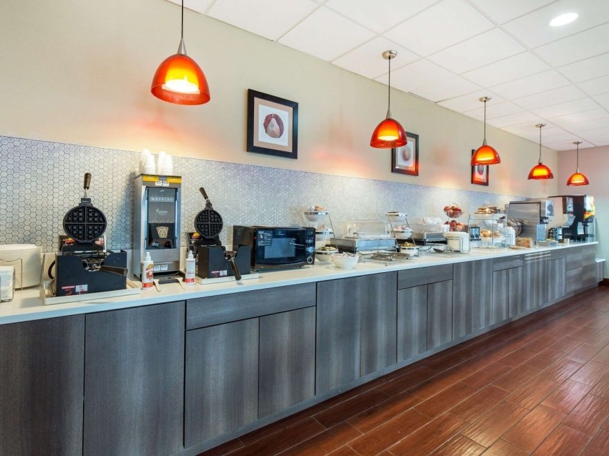 Gateway Hotel & Suites, Ascend Hotel Collection