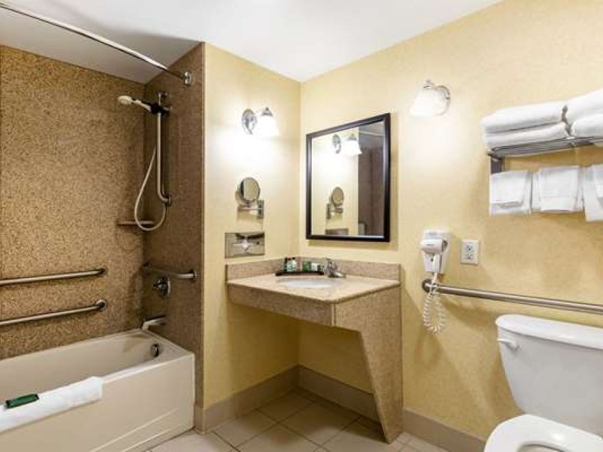 Gateway Hotel & Suites, Ascend Hotel Collection