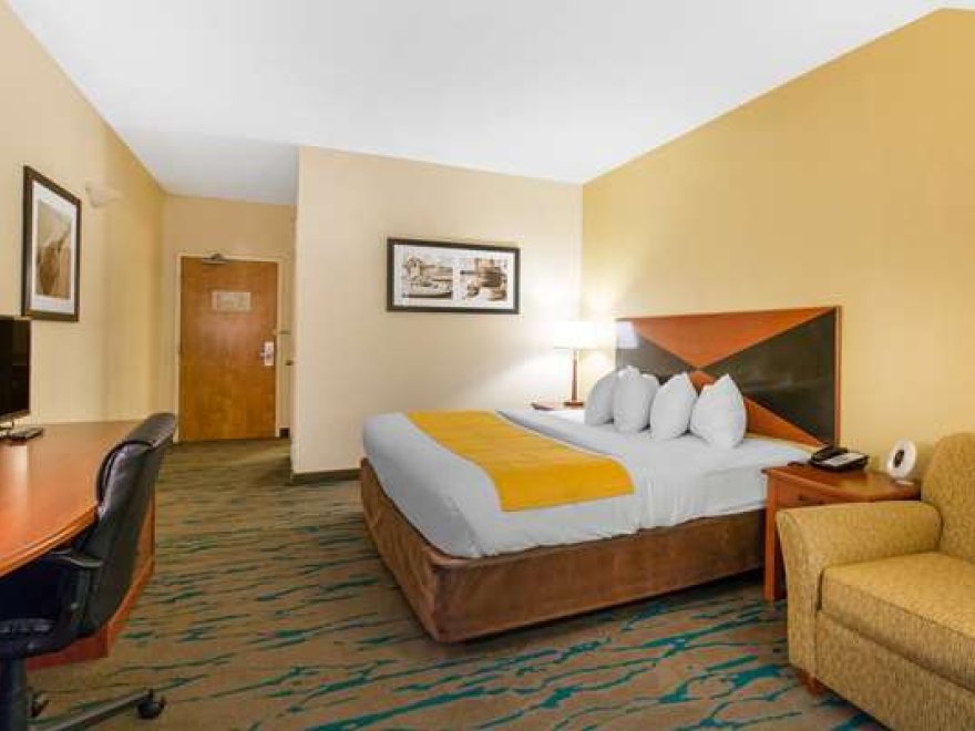 Gateway Hotel & Suites, Ascend Hotel Collection