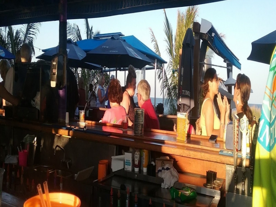 Lenny's Beach Bar & Grill