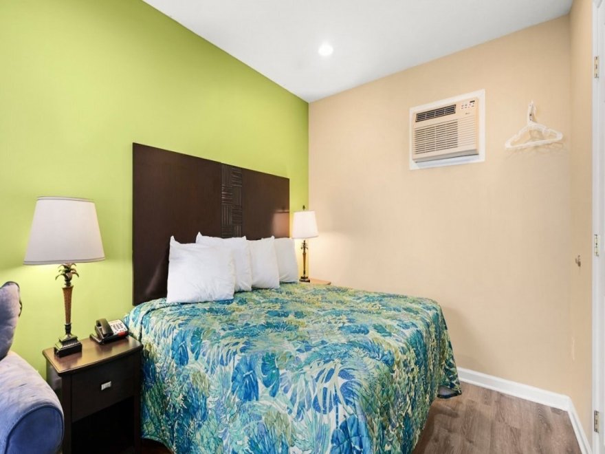 Commander Beach House Hotel