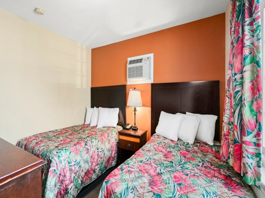 Commander Beach House Hotel