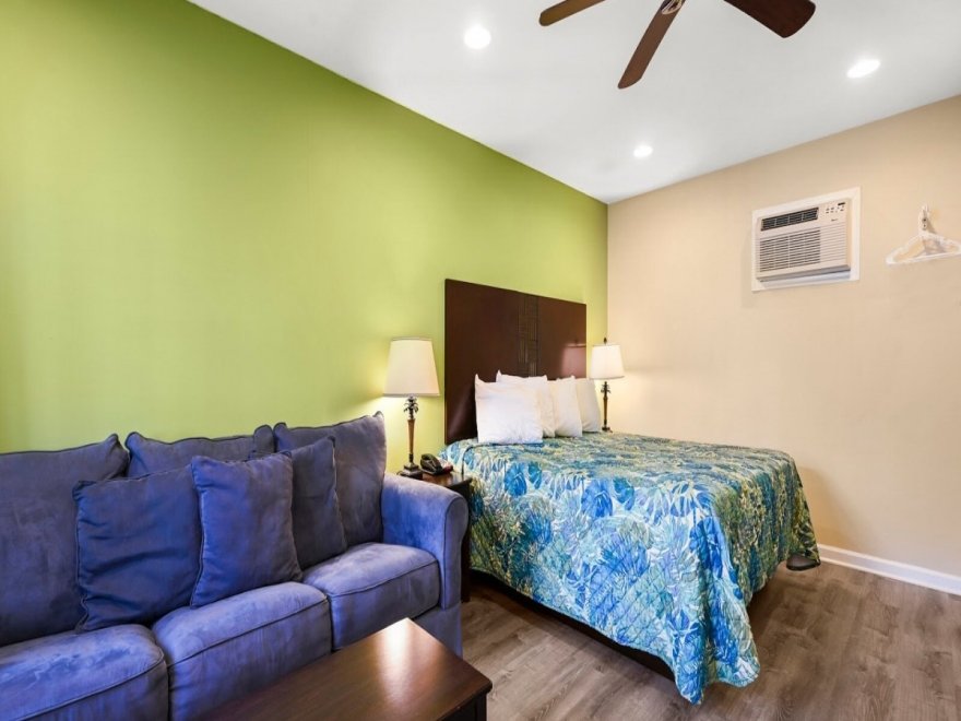 Commander Beach House Hotel