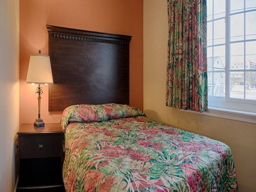 Commander Beach House Hotel
