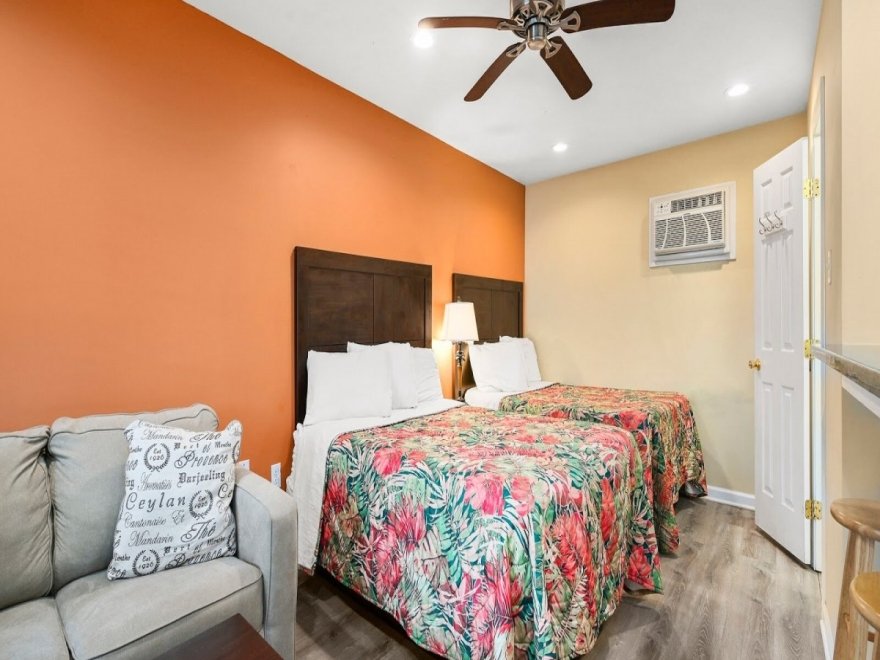 Commander Beach House Hotel