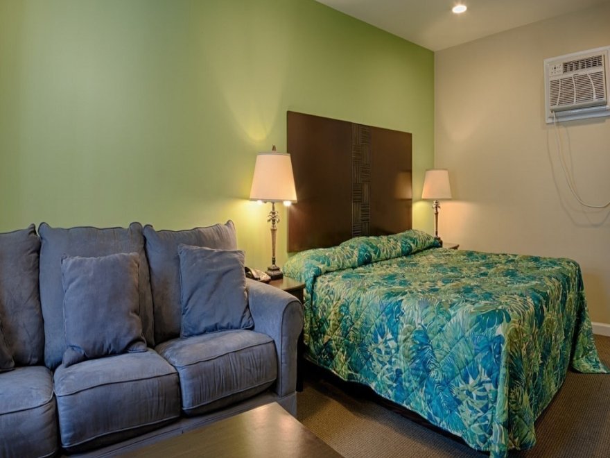 Commander Beach House Hotel