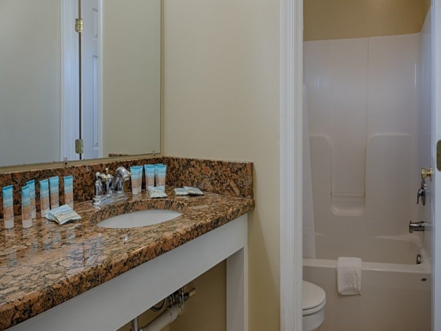 Commander Beach House Hotel