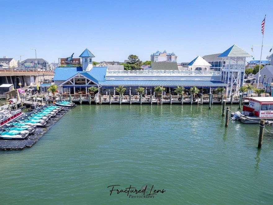 Under The Bridge Watersports - Jet Skis & Pontoon Boat Rentals