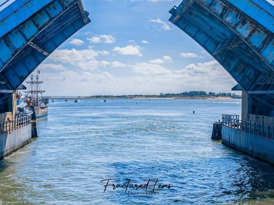 Under The Bridge Watersports - Jet Skis & Pontoon Boat Rentals