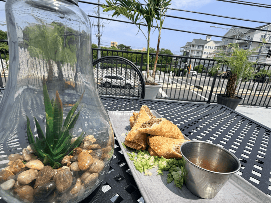 2EZ Coastal Kitchen & Lounge